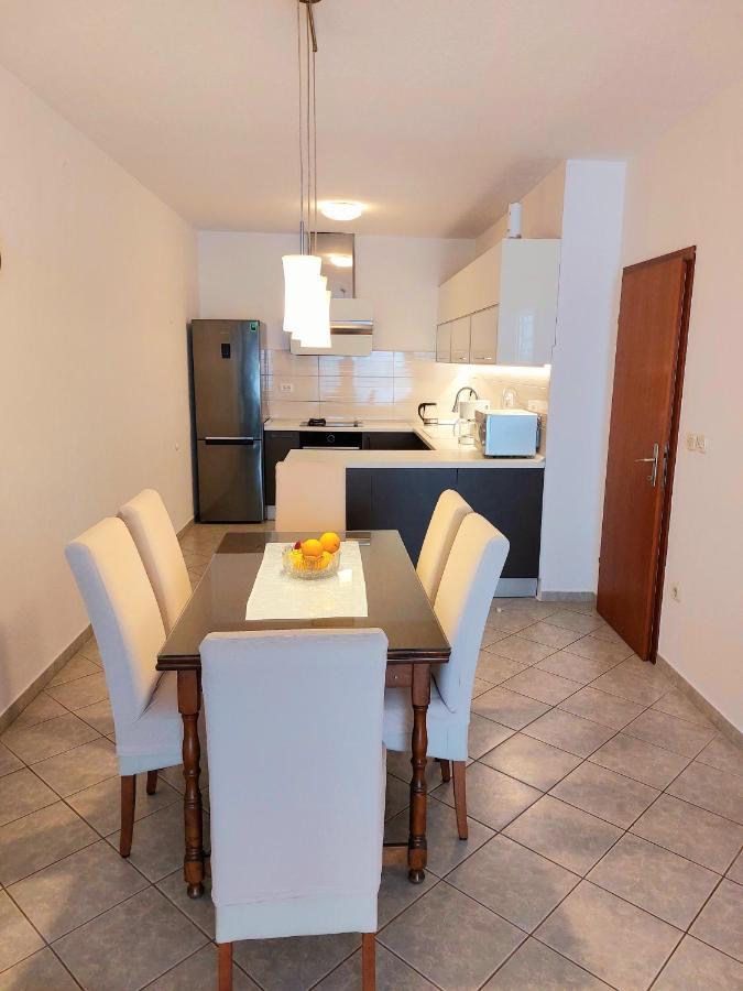 Apartment With Private Pool "Patricia" Макарска Екстериор снимка
