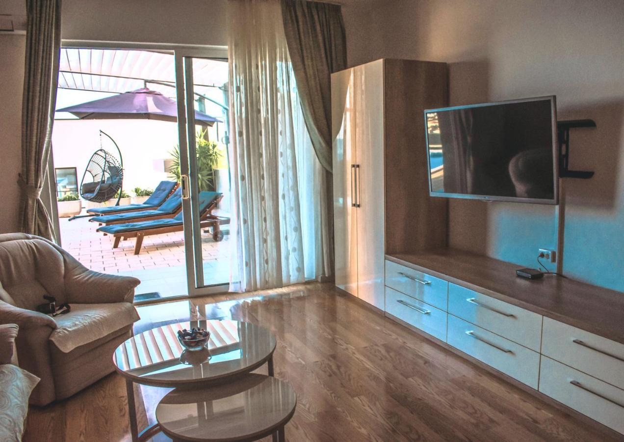 Apartment With Private Pool "Patricia" Макарска Екстериор снимка