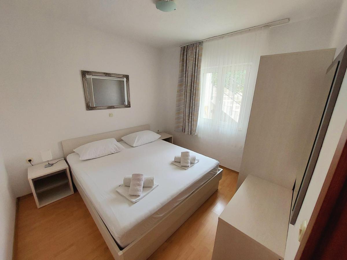 Apartment With Private Pool "Patricia" Макарска Екстериор снимка