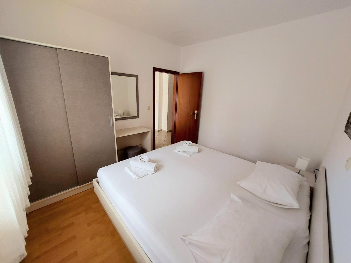 Apartment With Private Pool "Patricia" Макарска Екстериор снимка